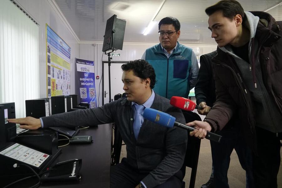 Эти сотрудники первыми выходят на линию, чтобы улицы оставались чистыми и безопасными. Их работа — основа комфортной жизни столицы